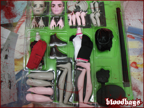 Only one stand, one set of clothes and one wig = boo! =(